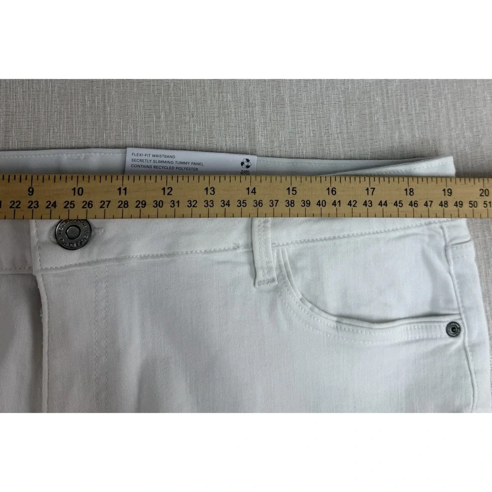 NWT Liz Claiborne Sara Short Mid Rise Bermuda Shorts Sz 16 White Slimming Flex - Picture 5 of 9